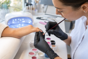 Gel colorati per ricostruzione unghie: come cambiano resa, coprenza e durata del trattamento